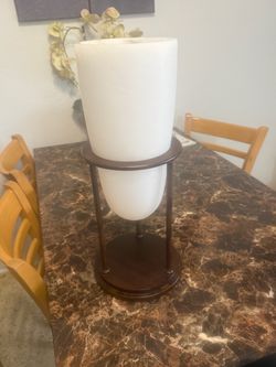 White Planter with Dark Espresso Stand/Macetero blanco con pedestal de madera color marrón oscuro