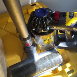 Dyson V8 Vacuum 