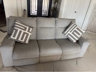 Set 2 electric reclining in good condition, featuring USB charging ports(two per sofa). The headrest are also adjustable, everything works