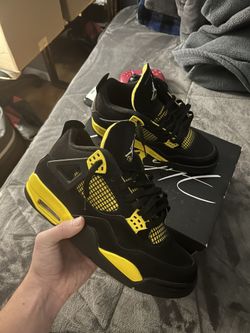 Jordan 4 Retro Thunder (2023) *sold