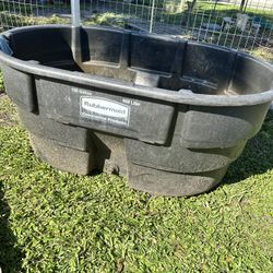 Heavy Duty Commercial  150 Gallon Rubbermaid 