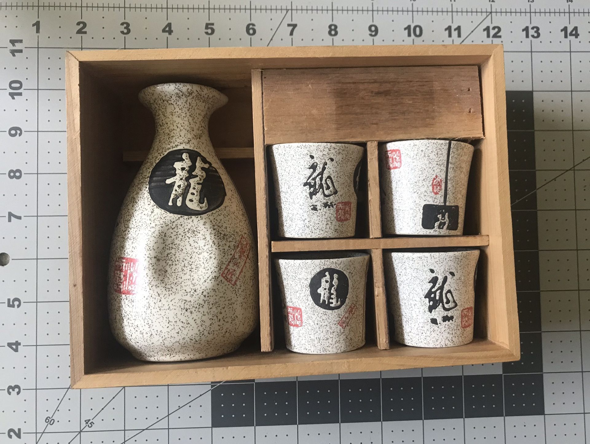 Open box Ceramic Japanese /w chinese word Saki Set ( 4 cups, 1 pot), never used