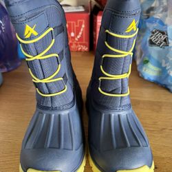 Toddler Snow Boots & Gloves - Size: 5T