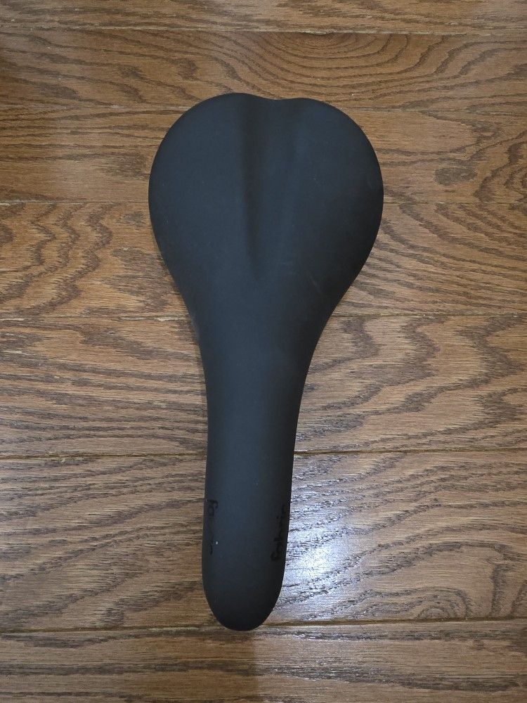 Fabric Scoop Carbon Rail Road Radius Saddle