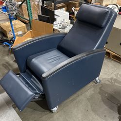 Reclining couch on wheels