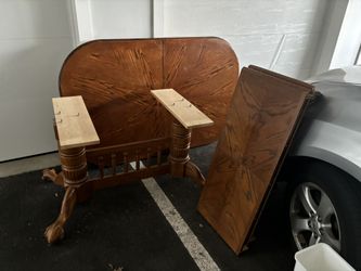 dining table  with 2 leaves 