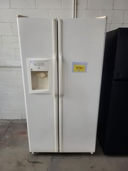 🥵Sizzling Sale! Large GE Refrigerator  - Warranty Included