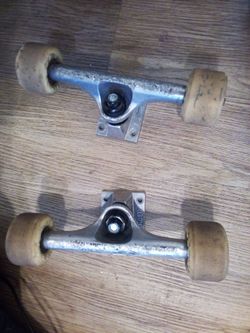 Skateboard Trucks with Wheels Thunder Swiss bones