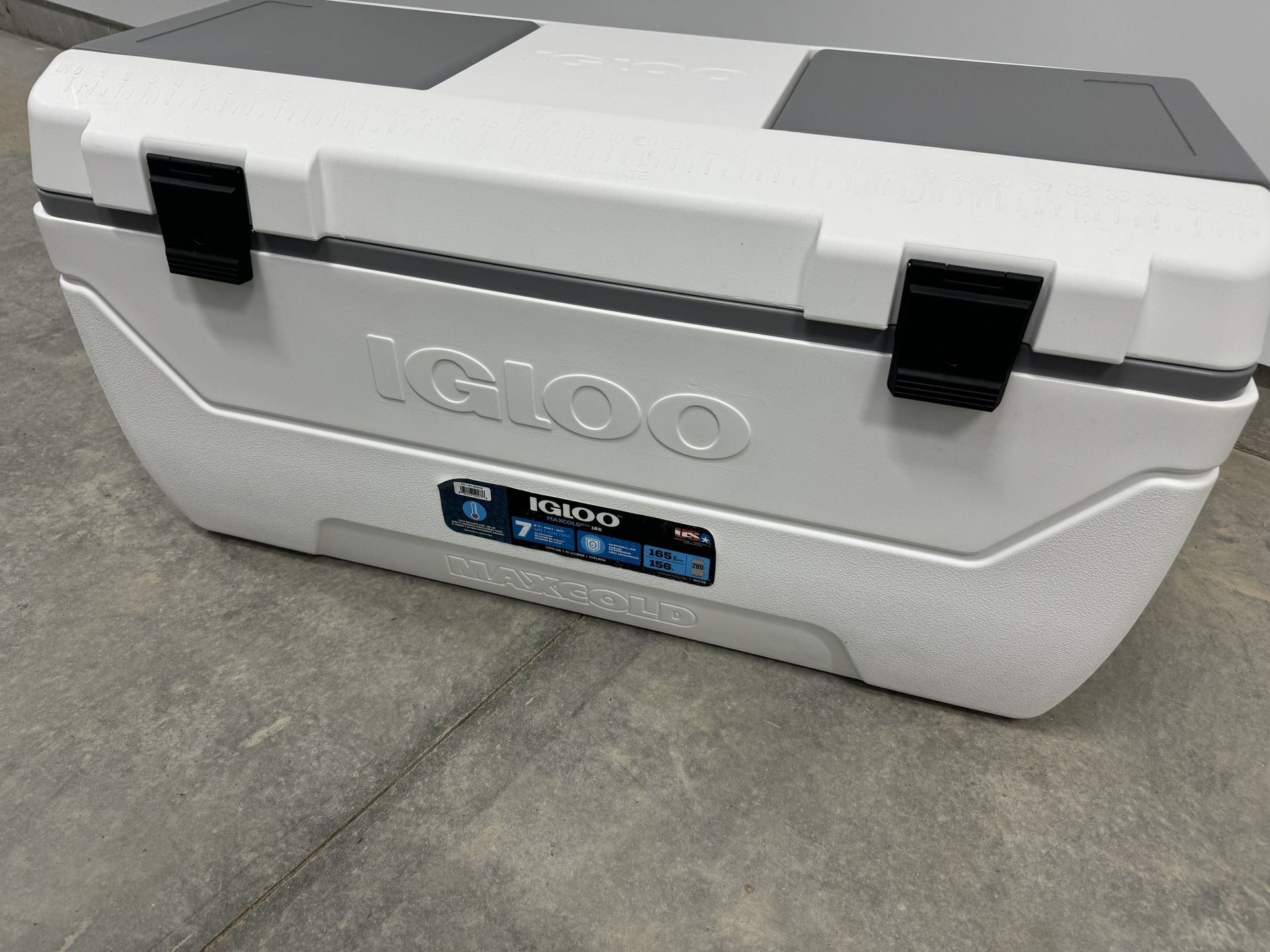 New Igloo MaxCold 165 Cooler Like New. 