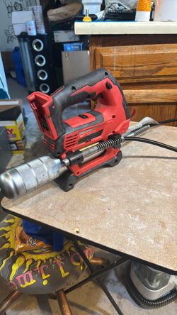 Milwaukee M18 Cordless Grease Gun