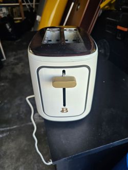 Beautiful 2-Slice Toaster with Touch-Activated Display Drew Barymore delux toaster