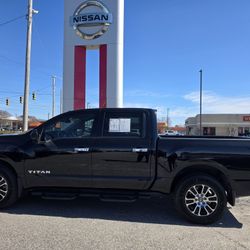 2021 Nissan Titan Crew Cab 4x4 SV!!