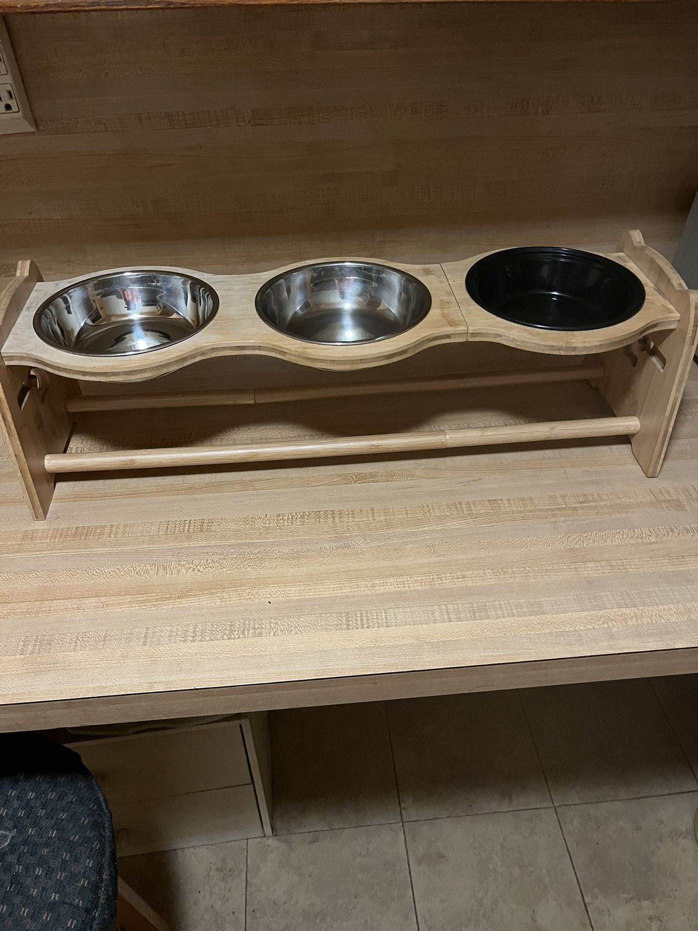 Pet Feeding Center- Good Condition!