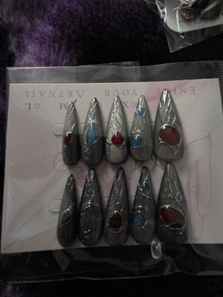Press on nails