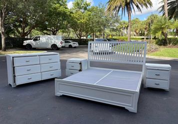 Beautiful Bedroom Set King Size Solid Wood White Color In Excellent Condition by Ly Furniture
