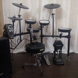 Roland Drum Set With Speaker And Chair  600