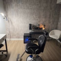 Reclining Salon Chair – Adjustable & Swivel Base