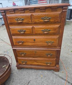 Beautiful dresser chest.. the price is firm