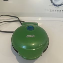 Dash Christmas Tree Mini Waffle Maker – Works Great 🎄 