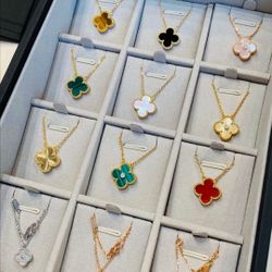 Van Cleef Necklace Clover leave 18k Gold