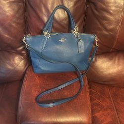 Coach SMALL Kelsey Cobalt Blue Tote/Crossbody Bag With Zipper  Nueva Good Condition Color Blue Leather 👍🏻
