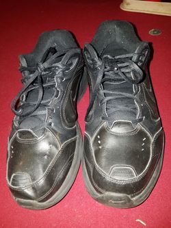 Mens size 10 Nike Air monarch sneakers
