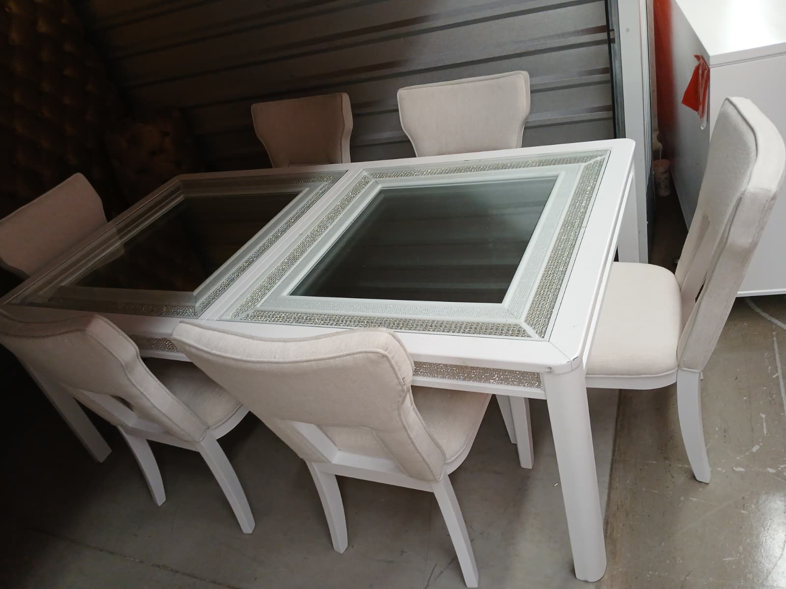 Se Vende Comedor Grande De 6 Sillas Usados El Comedor Es De Vidrio En La Parte De Enmedio Y Decorado en Todo Alrededor Esta Bien Cuidado