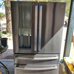 3 MONTHS OLD  GE FULL SIZE 4 DOOR STAINLESS STEEL REFRIGERATOR (FRIDGE) WATER AND ICE AVAILABLE
