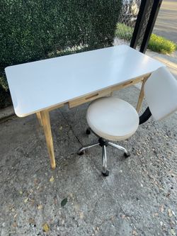 White desk with chair