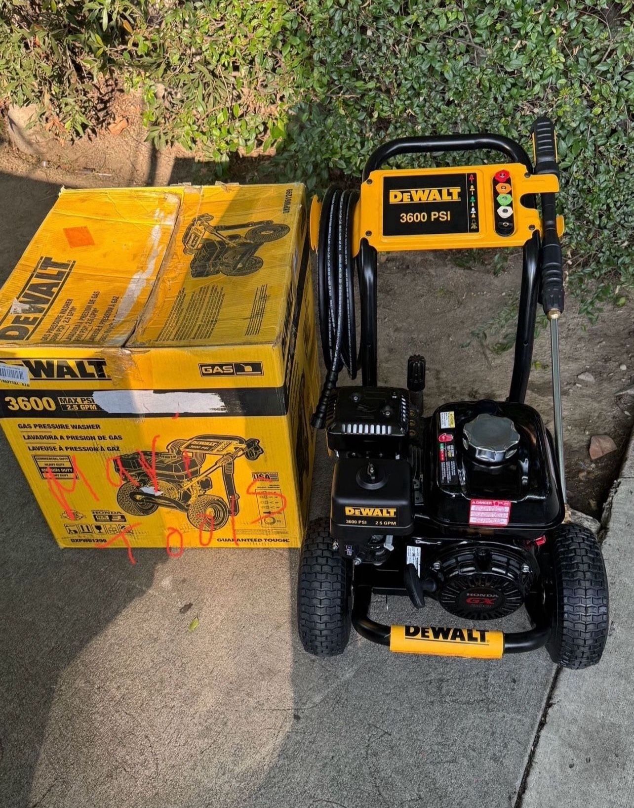 DEWALT 3600 PSI at 2.5 GPM HONDA GX200 Cold Water Professional Gas Pressure Washer