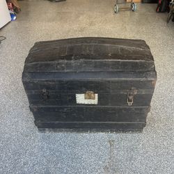 Antique barrel steamer trunk. 