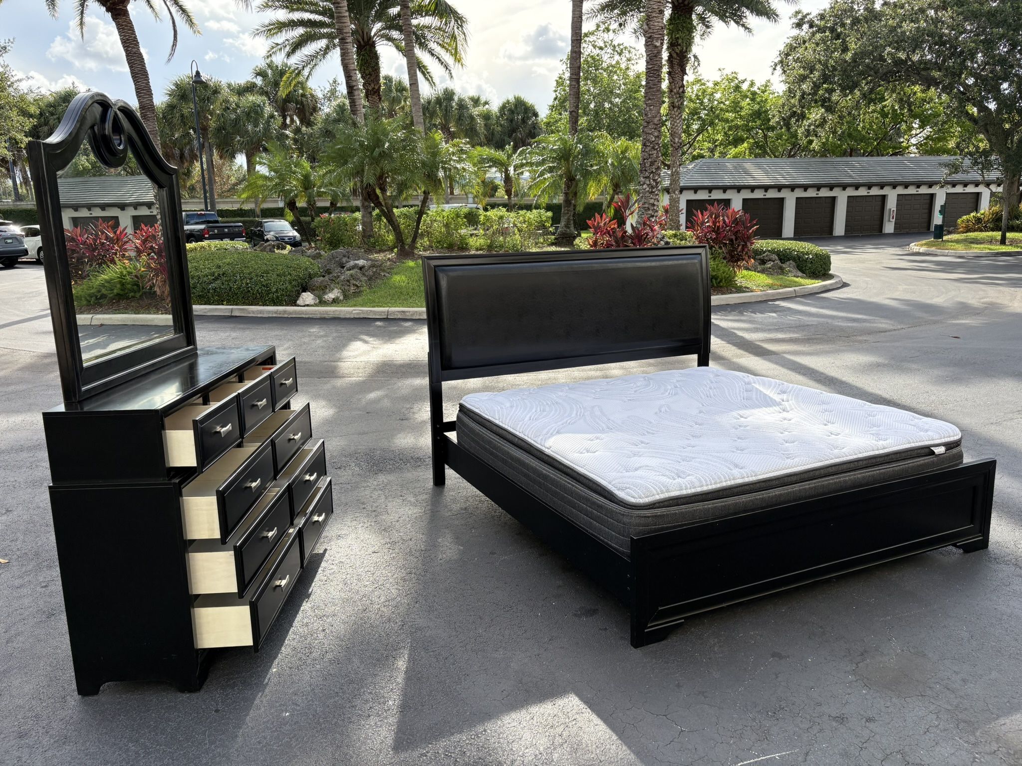 Beautiful Bedroom Set King Size Solid Wood Black Color In Great Condition