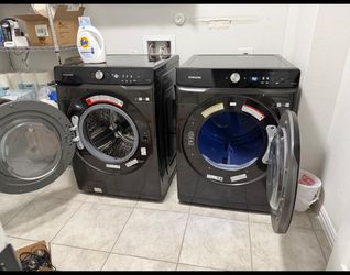 Samsung smart Samsung 4.5 Cu. Ft. Front-Load Washer and Dryer  in a brushed black finish (Model WF45A6400AV).