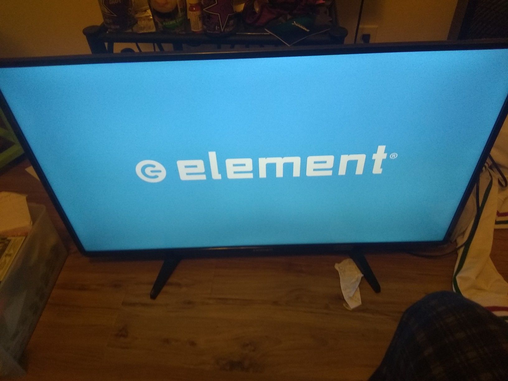 39" Element model E2SW3918 smart tv