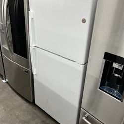 GE 21.9 cuft top freezer refrigerator in white GTS22KGNDRWW