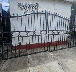 NEW DRIVEWAY GATE HEAVY DUTY 20'X7'IDEAL FOR NEW HOUSE,FARM,RANCH,GALVANIZED POWDER COATING,DEER MOTIF STYLE,IF SOMEBODY INTERESTED PLEASE TEXT ME ANY