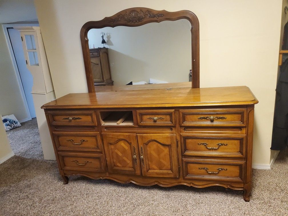 Beautiful Vintage Bedroom Set -Queen