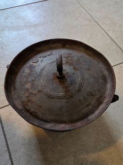 Vintage cast iron dutch oven