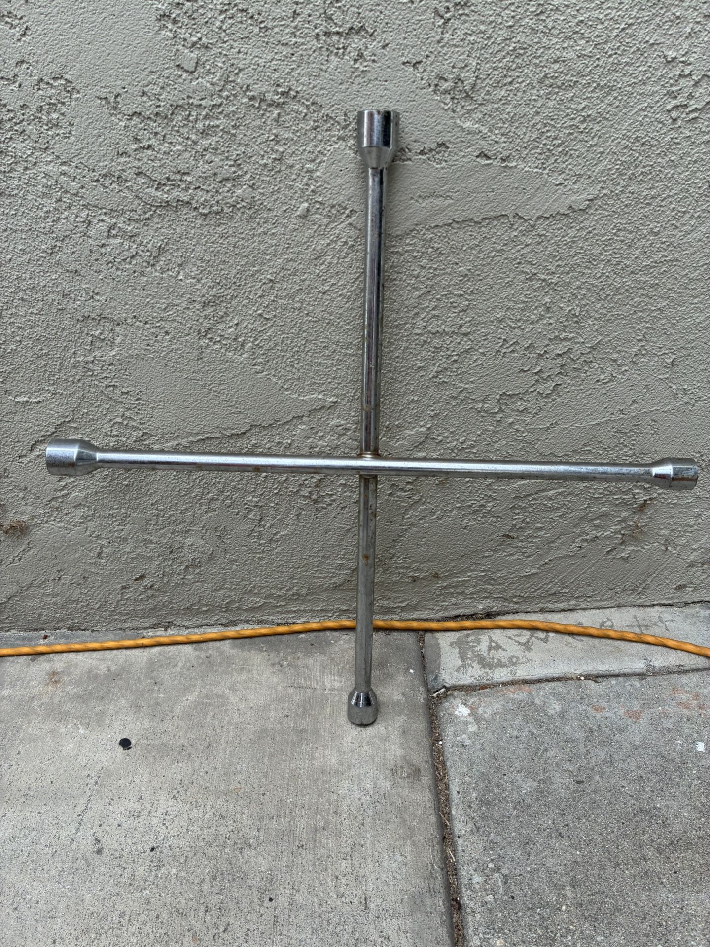 Large lug nut tire changer