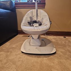 New 4moms mamaRoo Swing