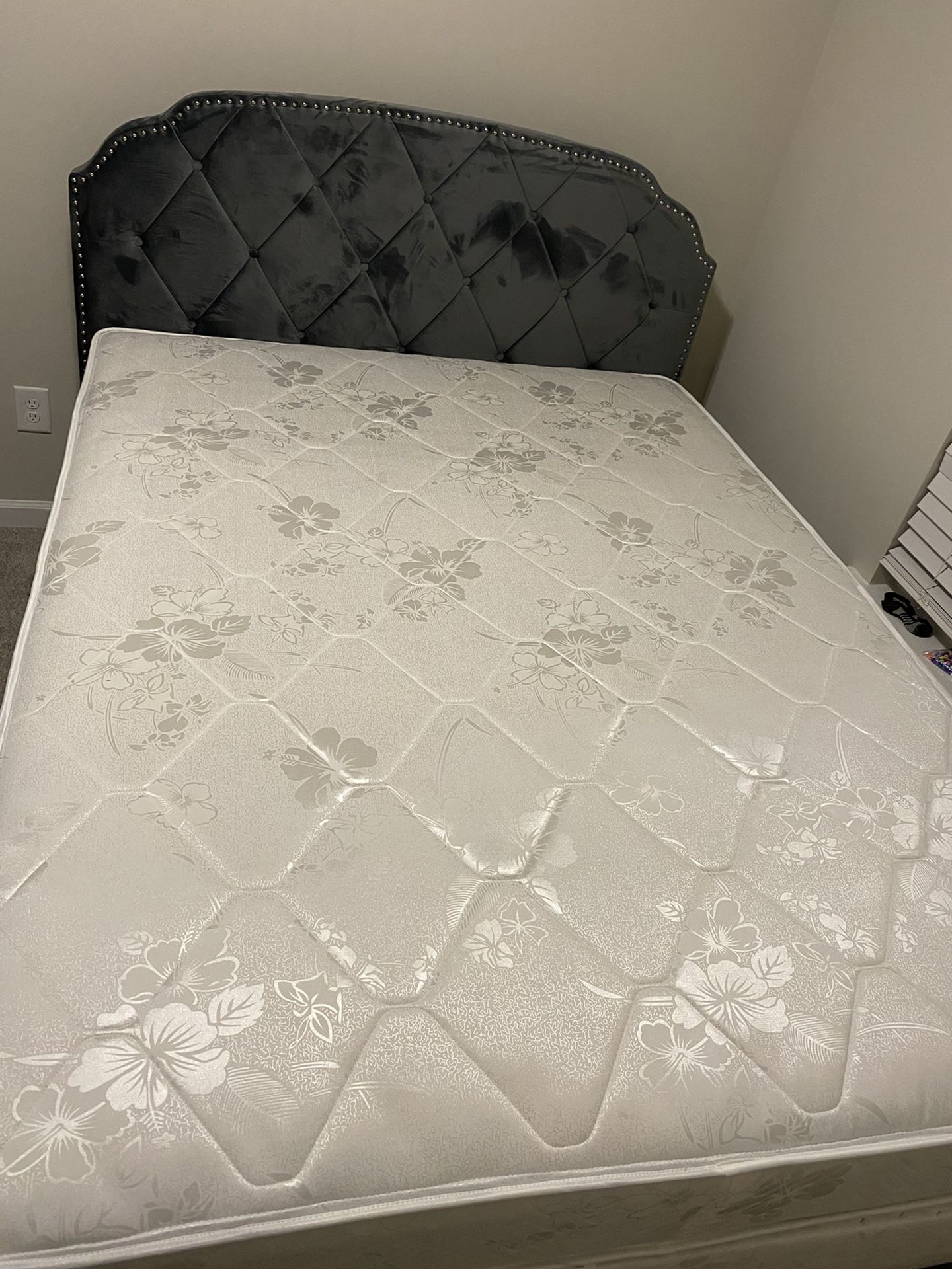 Brand NEW Queen size bed w/ mattress & box spring included