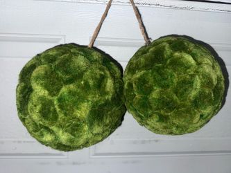 Decorative faux hanging moss balls