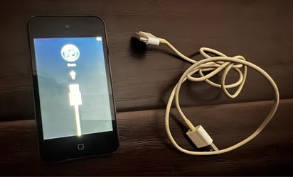 iPod touch 4th generation 32gb In very good working condition Comes with charging cable