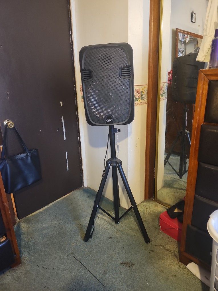 QFX Speaker With Stand Good Condition