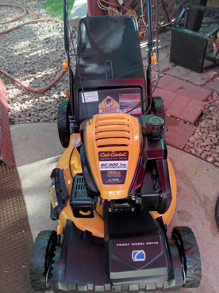 Cub Cadet Signature Series 7.25HP Self Propelled Lawnmower With Like New Grass Bag
