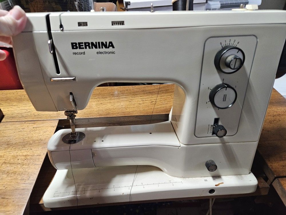 Bernina Sewing Machine With Cabinet