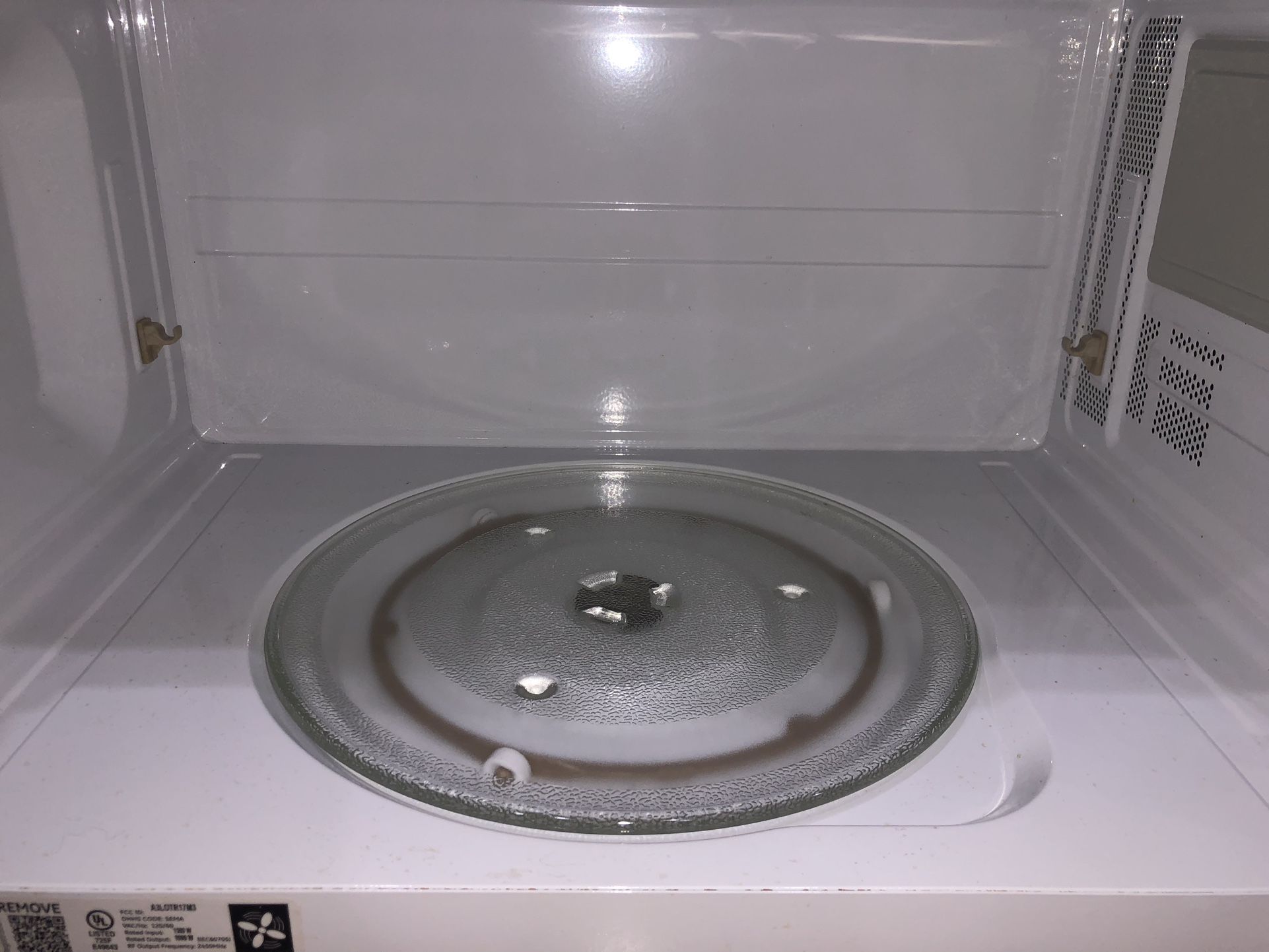 GE 1.7-cu ft 1000-Watt 29.875-in Microwave with Sensor Cooking