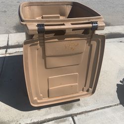 Trash Bins (Cleaner)