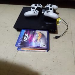 PlayStation 4 /2 Controllers 3 Games U