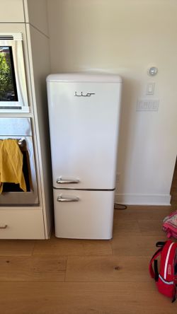 Retro FF1 7-cu ft Standard-Depth 21.5-in Wide Bottom-Freezer Refrigerator Frost White ) USED